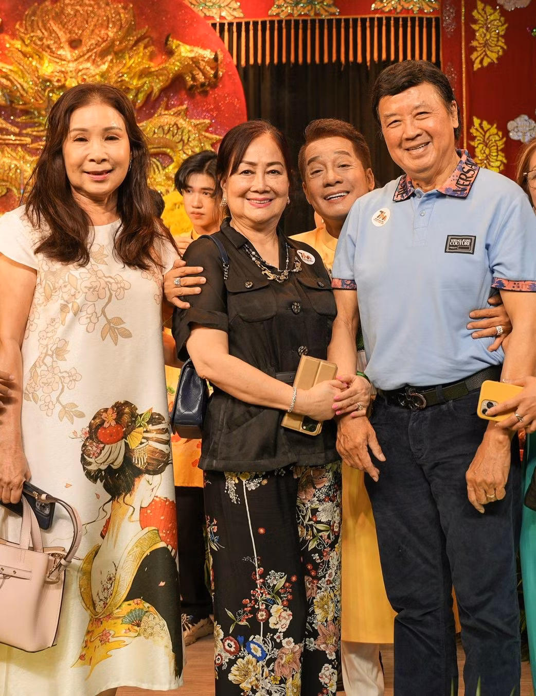 NSƯT Kim Xuân và vợ chồng NSƯT Bảo Quốc chụp ảnh cùng ông bầu sân khấu kịch Trương Hùng Minh trong ngày giỗ Tổ.
