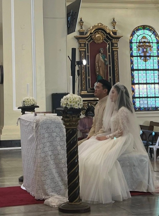 Khoảnh khắc Phillip Nguyễn mặc trang phục truyền thống của Philippines - nơi anh sinh ra và lớn lên. Trong khi đó, Linh Rin đội vương miện, voan gợi cảm. Bó hoa cưới nữ người mẫu cầm nặng đến 5 kg.