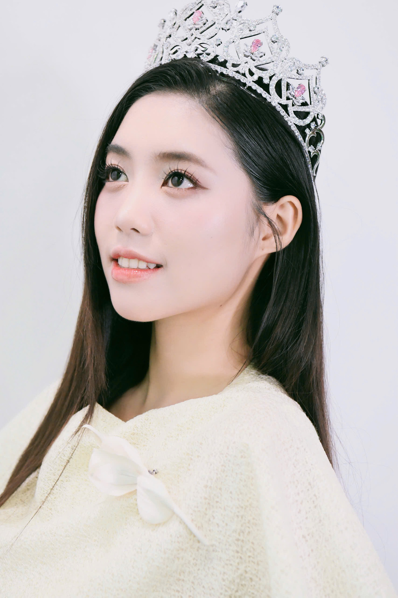 Sau buổi phỏng vấn sớm lúc 8h, Top 3 có mặt tại trụ sở của Hoàng Thành Media lúc 10h30, sau đó di chuyển đến địa điểm họp báo ra mắt truyền thông tại Hà Nội lúc 14h. Sau buổi họp báo, Hoa hậu Trúc Linh cùng Á hậu Châu Anh, Á hậu Vân Nhi về lại báo Tiền Phong lúc 17h, chuẩn bị cho chương trình giao lưu cùng cán bộ, nhân viên của báo Tiền Phong.