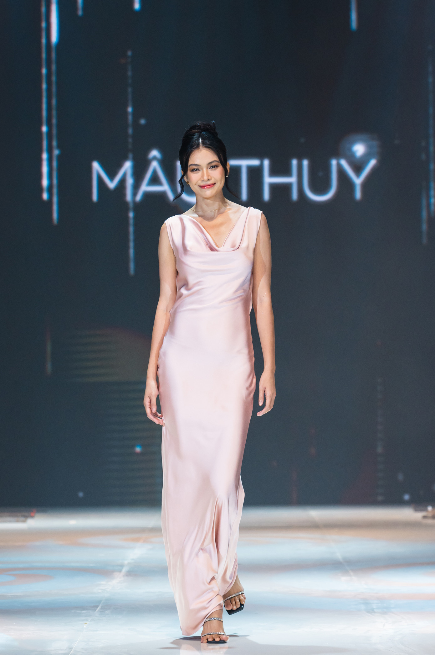 Mâu Thủy lấy lại vóc dáng sau khi sinh con. Á hậu Hoa hậu Hoàn vũ Việt Nam 2017 chọn thiết kế lụa để kết show diễn quy tụ dàn hoa hậu, á hậu nổi tiếng của Việt Nam.