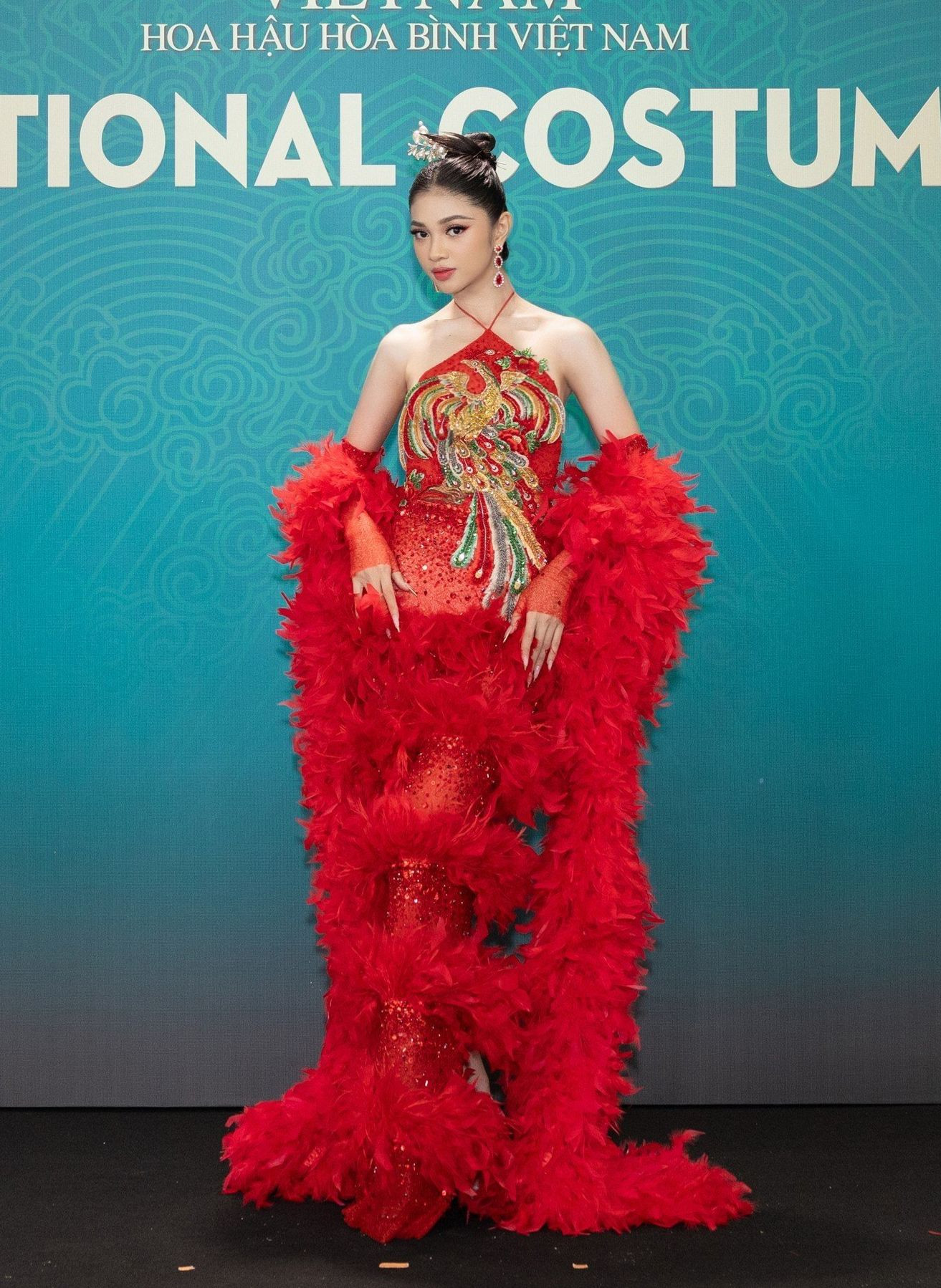 Á hậu Huỳnh Minh Kiên khoe dáng với thiết kế pha trộn văn hóa truyền thống và hiện đại. Họa tiết chim phượng trên áo yếm làm tôn lên vẻ quyền quý cho Á hậu 1 Miss World Vietnam 2023.