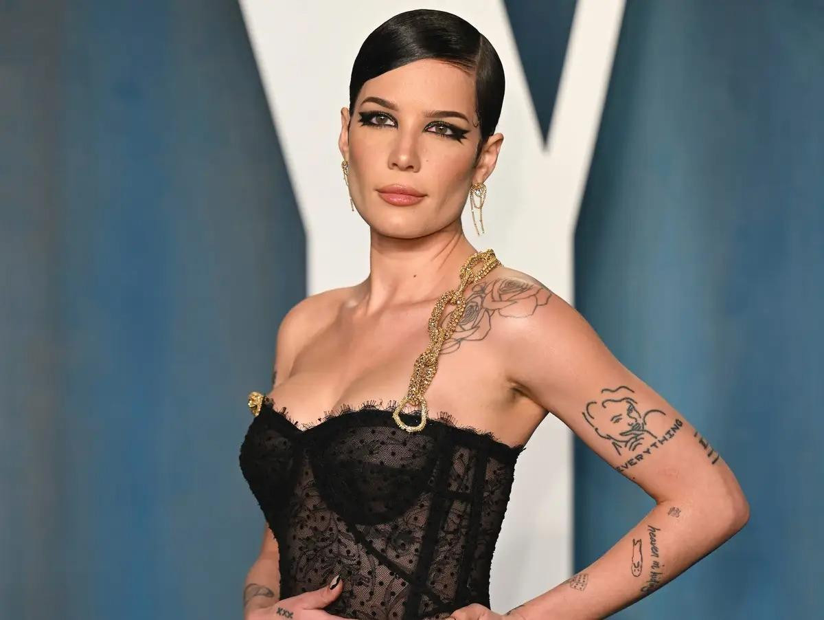 Halsey và Taylor Upsahl là hai trong số nhiều nghệ sĩ nói mệt mỏi khi phải trở thành TikToker. Ảnh: Getty. Halsey và Taylor Upsahl là hai trong số nhiều nghệ sĩ nói mệt mỏi khi phải trở thành TikToker. Ảnh: Getty.