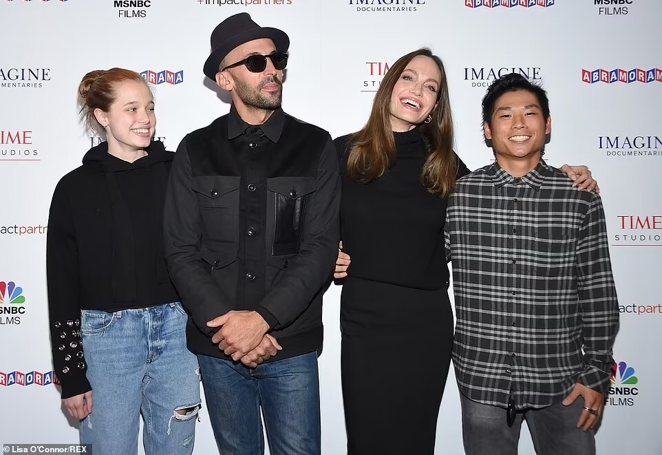 Nguồn tin cho biết Pax Thiên sử dụng quy trình nghệ thuật thị giác mixed media (truyền thông hỗn hợp, sử dụng nhiều hơn một phương tiện hoặc chất liệu để tạo ra tác phẩm) và truyền thông số. Anh hoạt động bí mật với nghệ danh Embtto để tránh mang tiếng dựa hơi bố mẹ nổi tiếng. Từ đứa bé mồ côi với cái tên Nguyễn Quang Sáng, cuộc đời cậu bé sang trang khi được minh tinh nổi tiếng toàn cầu nhận làm con và đổi sang tên Pax Thiên. Nguồn tin cho biết Pax Thiên sử dụng quy trình nghệ thuật thị giác mixed media (truyền thông hỗn hợp, sử dụng nhiều hơn một phương tiện hoặc chất liệu để tạo ra tác phẩm) và truyền thông số. Anh hoạt động bí mật với nghệ danh Embtto để tránh mang tiếng dựa hơi bố mẹ nổi tiếng. Từ đứa bé mồ côi với cái tên Nguyễn Quang Sáng, cuộc đời cậu bé sang trang khi được minh tinh nổi tiếng toàn cầu nhận làm con và đổi sang tên Pax Thiên.