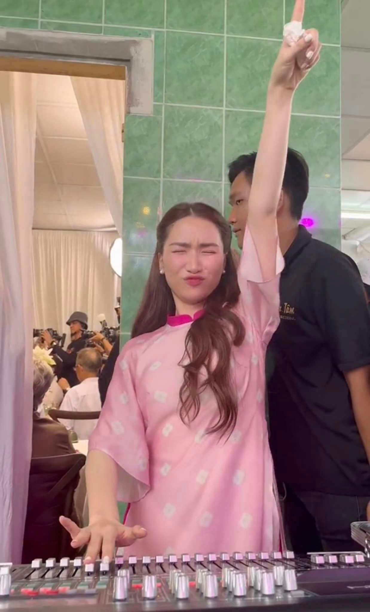 Sáng 16/11, Hòa Minzy viral trên mạng với hình ảnh hóa DJ trong đám cưới bạn thân. Khán giả bình luận &quot;Hòa Minzy trở lại&quot;, &quot;Quậy tiếp cho chúng em theo dõi chị ơi&quot;, &quot;Đây mới là đi ăn cưới&quot;... dưới loạt ảnh nữ ca sĩ vui trong đám cưới.