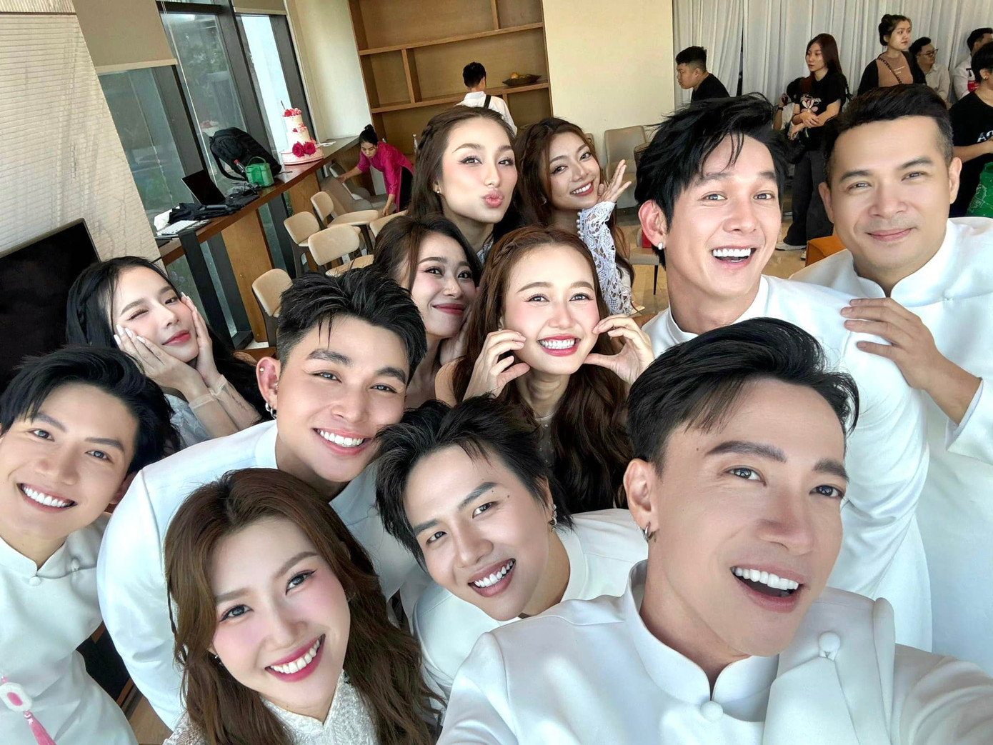 Hình ảnh dàn dâu phụ, rể phụ họp mặt trong hôn lễ được S.T Sơn Thạch đăng tải trên trang cá nhân.