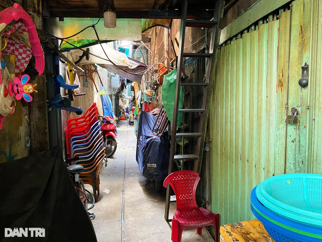 Ngõ hẻm cạnh ngôi nhà 1m2, nơi dẫn vào nhà mẹ ruột của bà Vân cách đó 50m (Ảnh: Diệp Bình).