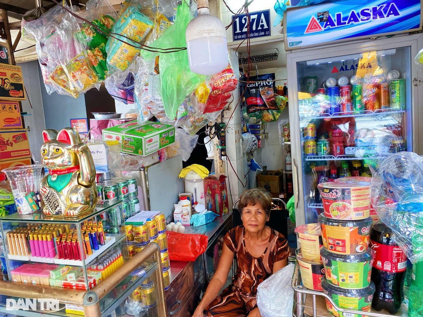 Tiệm tạp hóa tại tầng trệt hẹp chỉ đủ một người ngồi (Ảnh: Diệp Bình).