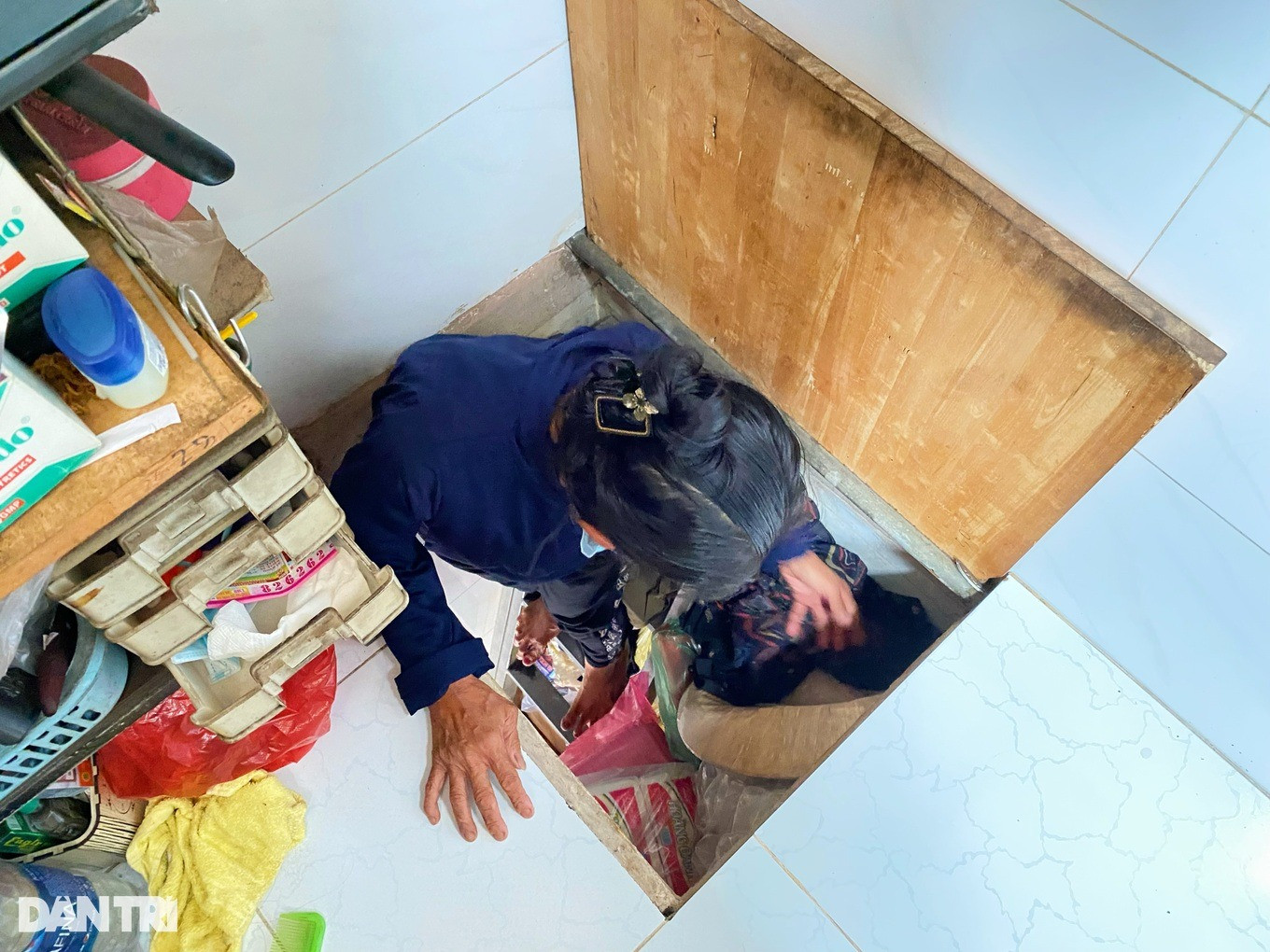 Chỗ ngủ được nới ra bằng tấm ván gỗ, bà Vân gọi đây là "nắp hầm" (Ảnh: Diệp Bình).