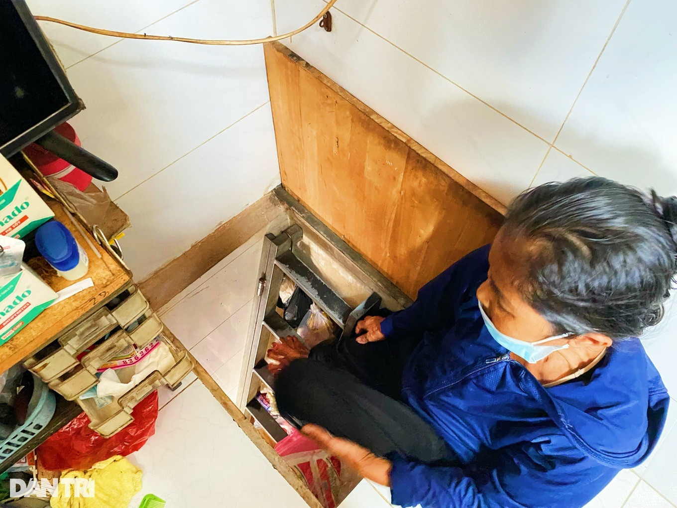 Bà Thu Vân sống trong ngôi nhà 1m2 đã 12 năm (Ảnh: Diệp Bình).