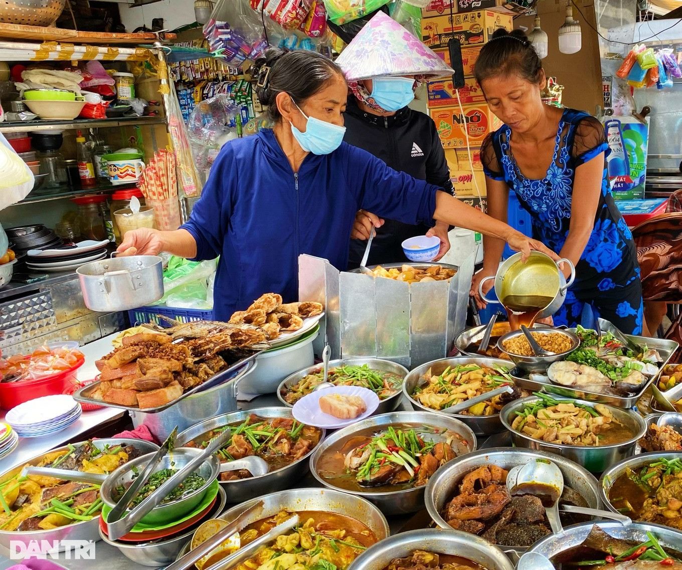 Quán cơm bà Vân mở vào 9h sáng, có hơn 20 món ăn được chính tay bà nấu (Ảnh: Diệp Bình).