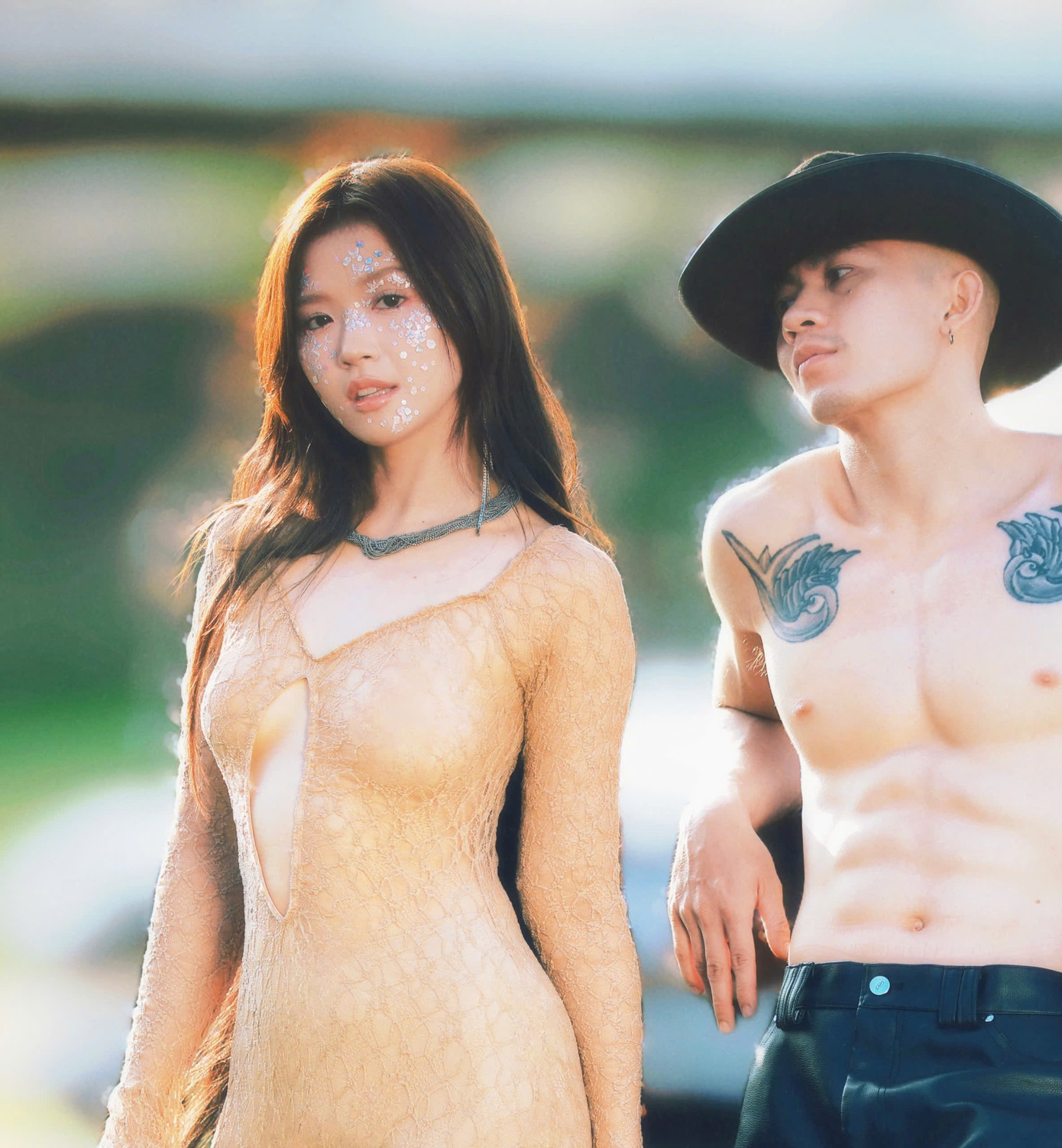 Suni Hạ Linh gây bàn tán với váy xuyên thấu cắt xẻ táo bạo. Suni Hạ Linh gây bàn tán với váy xuyên thấu cắt xẻ táo bạo.