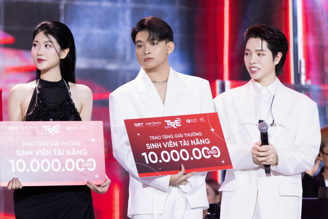 Ngoài các phần trình diễn, ban tổ chức Trẻ Concert chọn 20 khán giả may mắn để trao giải. Đêm concert với nhiều phần quà giá trị dành cho sinh viên lên đến vài trăm triệu đồng.