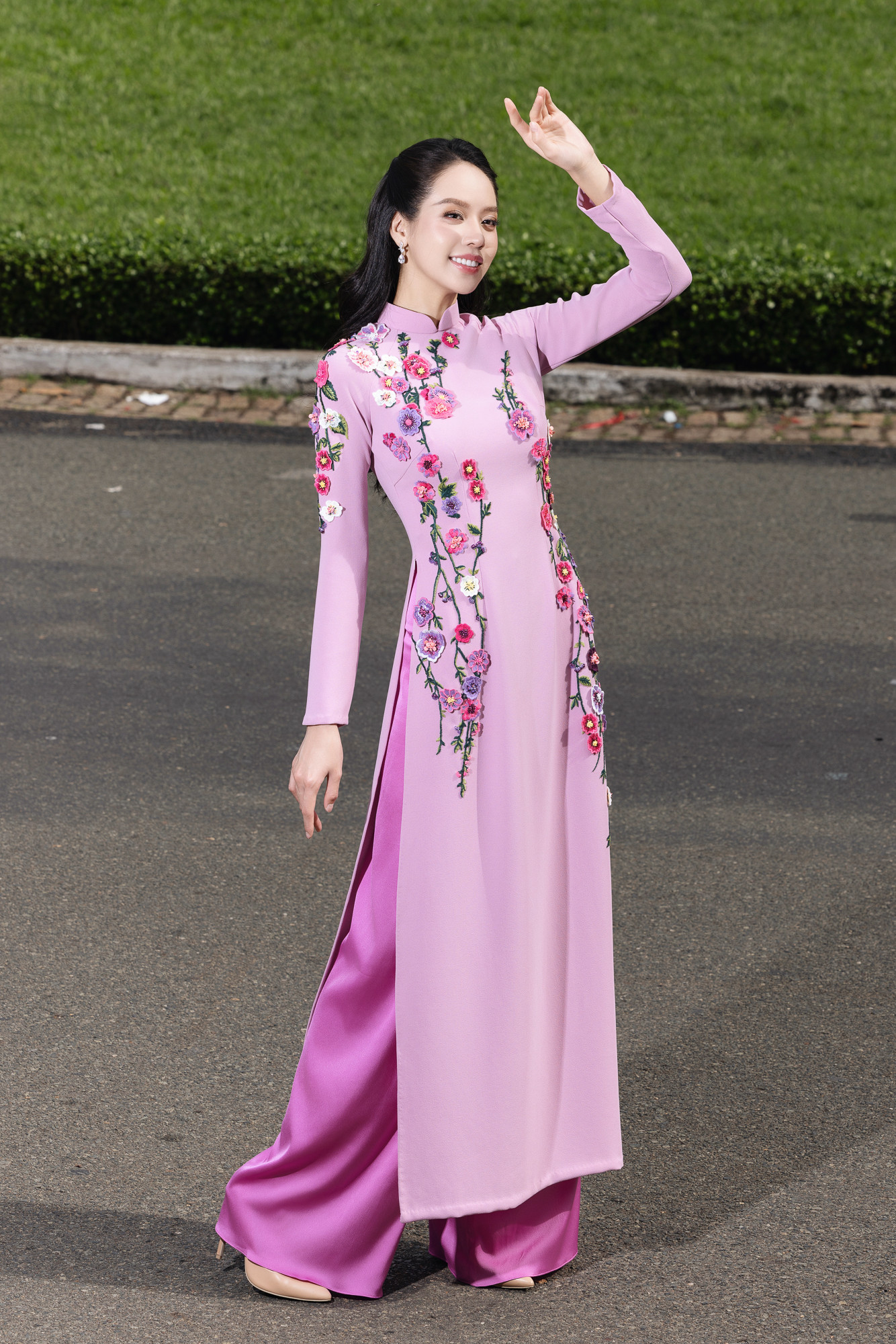 Áo dài đổ bộ nhiều khu vực trung tâm ở Hà Nội và TPHCM trước thềm năm mới.