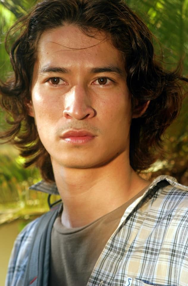 Huy Khánh sinh năm 1981 với chiều cao 1,8 m. Vẻ đẹp lai Pháp của nam diễn viên giúp anh được chú ý khi theo học tại trường Sân khấu Điện ảnh TPHCM. Tại thời điểm điện ảnh Việt chưa có nhiều &quot;kép đẹp&quot;, Huy Khánh như hiện tượng và thường được đạo diễn trao cho những vai diễn đào hoa, giàu có trên phim.