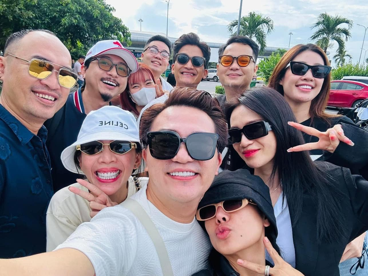 Hình ảnh Nam Thư, vợ chồng Thu Trang - Tiến Luật, Sĩ Thanh, Mạc Văn Khoa, Hứa Minh Đạt... dự đám cưới ở Khánh Hòa được cộng đồng mạng chú ý. Đại Nghĩa đảm nhận vai trò MC trong tiệc cưới Puka - Gin Tuấn Kiệt.