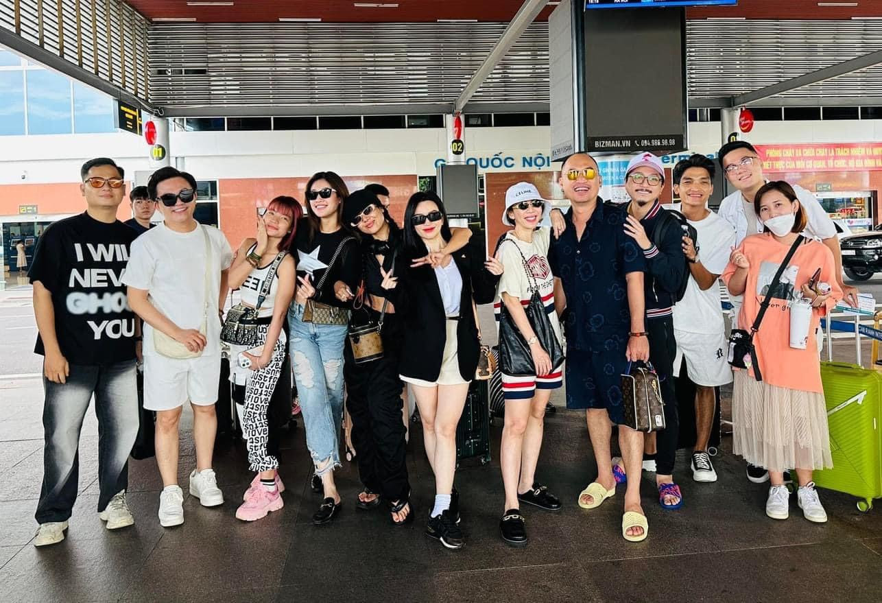 Trước đó, Đại Nghĩa cập nhật hình ảnh dàn sao đến Khánh Hòa đợt 2 để dự đám cưới Puka và Gin Tuấn Kiệt.