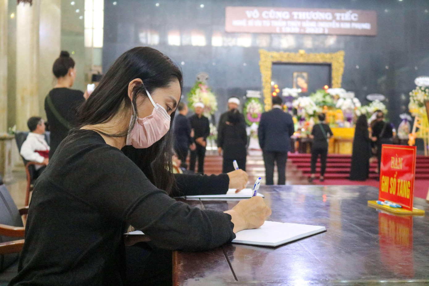 Nữ diễn viên phim Dù gió có thổi ghi lại lời chia buồn, tiếc thương khi đến viếng NSƯT Thẩm Thúy Hằng.