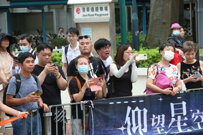 Fan khóc tại tang lễ của Coco Lee. Fan khóc tại tang lễ của Coco Lee.