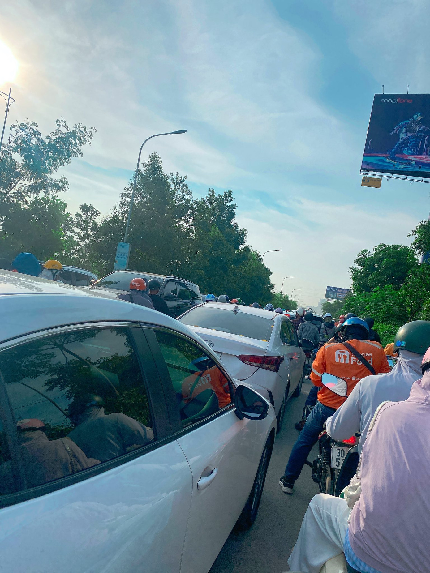 Ôtô và dòng người nối đuôi, di chuyển khó khăn tại lối xuống cao tốc 5B và nhiều tuyến đường lân cận khu vực dẫn vào sân khấu concert Anh trai vượt ngàn chông gai.