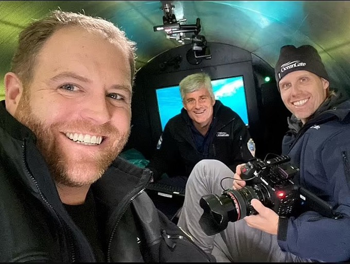 Stockton Rush (giữa) và hành khách trên tàu Titan. Stockton Rush (giữa) và hành khách trên tàu Titan.