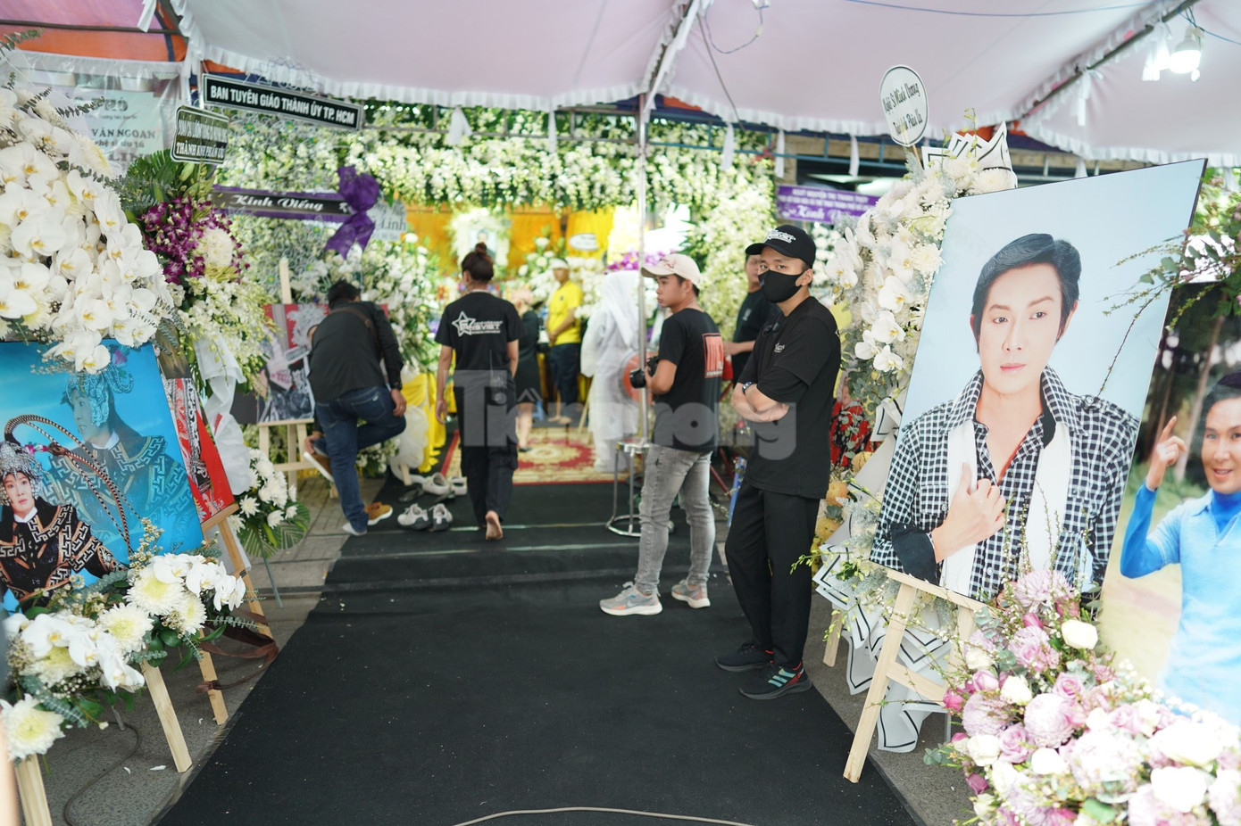 Tang lễ NSƯT Vũ Linh diễn ra tại nhà riêng ở quận Phú Nhuận, TPHCM. Lễ nhập quan diễn ra rạng sáng 6/3, lễ động quan ngày 9/3 và an táng tại nghĩa trang Hoa viên Bình Dương. Nhiều nghệ sĩ gửi vòng hoa đến để chia buồn cùng gia đình. Trước đó, tối 5/3, các nghệ sĩ thân thiết như NSƯT Thoại Mỹ, NSƯT Ngọc Huyền, nghệ sĩ Thanh Hằng đến chia buồn, không giấu được xúc động khi thấy người đồng nghiệp trên sân khấu ra đi vì bạo bệnh. Tang lễ NSƯT Vũ Linh diễn ra tại nhà riêng ở quận Phú Nhuận, TPHCM. Lễ nhập quan diễn ra rạng sáng 6/3, lễ động quan ngày 9/3 và an táng tại nghĩa trang Hoa viên Bình Dương. Nhiều nghệ sĩ gửi vòng hoa đến để chia buồn cùng gia đình. Trước đó, tối 5/3, các nghệ sĩ thân thiết như NSƯT Thoại Mỹ, NSƯT Ngọc Huyền, nghệ sĩ Thanh Hằng đến chia buồn, không giấu được xúc động khi thấy người đồng nghiệp trên sân khấu ra đi vì bạo bệnh.