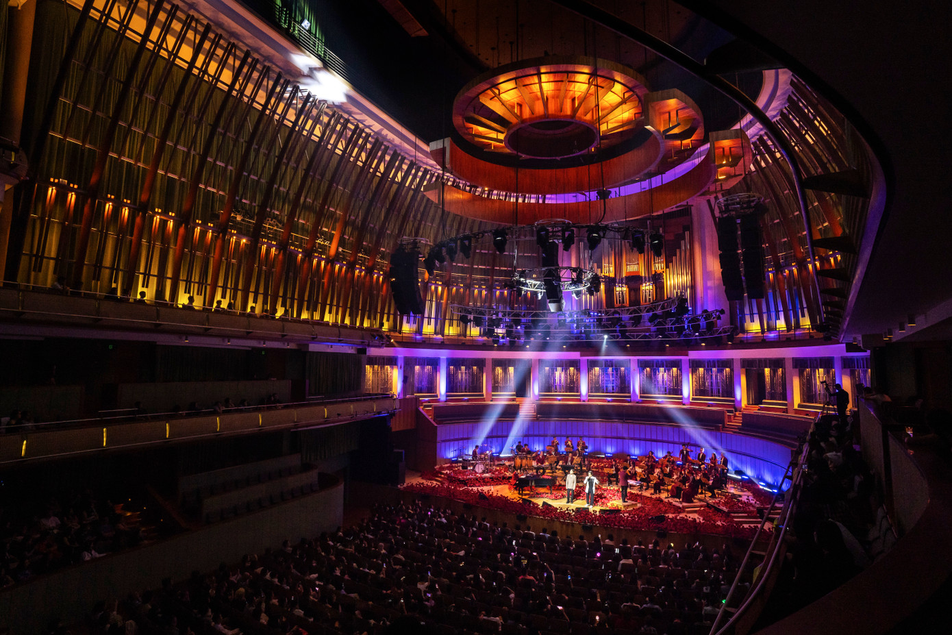 Sân khấu nhà hát Esplanade được ê-kíp của Hà Anh Tuấn bày biện bằng hoa hồng, thể hiện thông điệp chung của live concert là bức tranh âm nhạc mang tên Sketch a rose. Sân khấu nhà hát Esplanade được ê-kíp của Hà Anh Tuấn bày biện bằng hoa hồng, thể hiện thông điệp chung của live concert là bức tranh âm nhạc mang tên Sketch a rose.