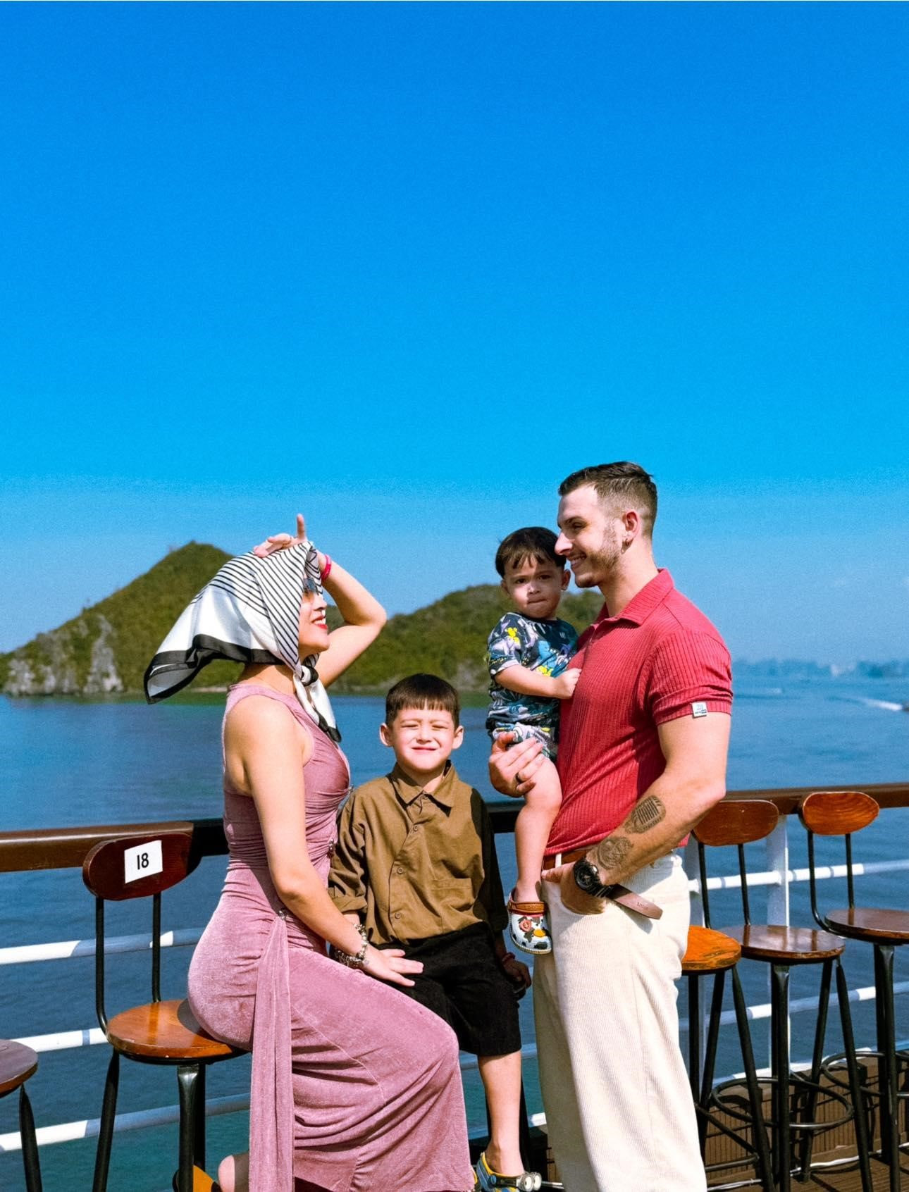 Nathan bên vợ và hai con trai lai. Nathan bên vợ và hai con trai lai.