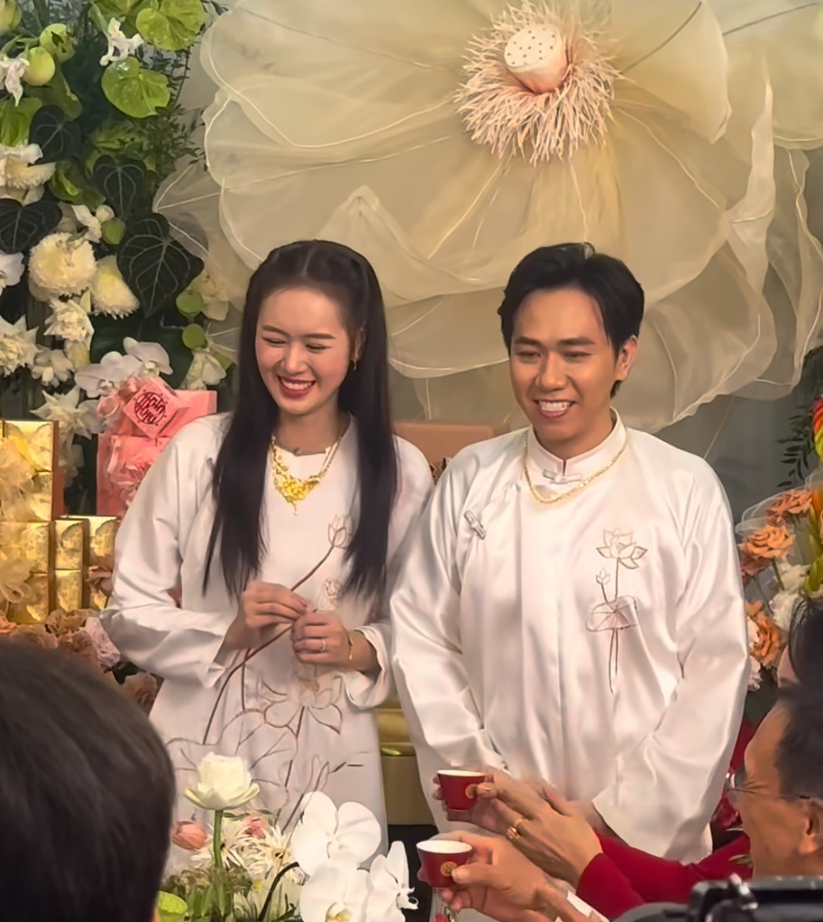 Vợ chồng Anh Đức - Quỳnh Anh trong lễ gia tiên sáng 6/9. Vợ chồng Anh Đức - Quỳnh Anh trong lễ gia tiên sáng 6/9.