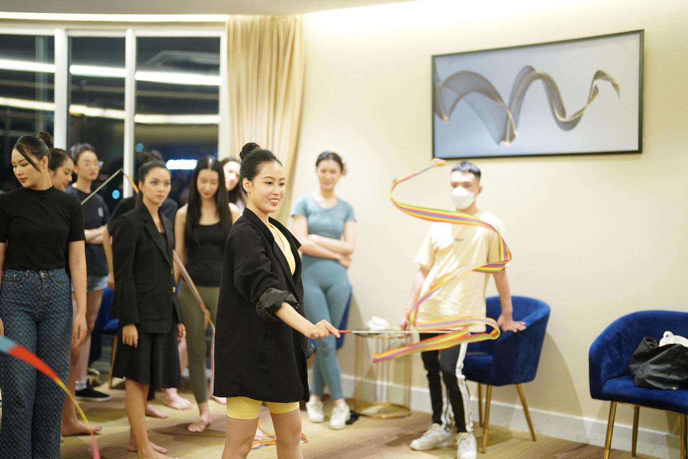 Để chuẩn bị tốt nhất cho phần thi Người đẹp Thể thao, các thí sinh có buổi tập luyện với dụng cụ thể thao. Người đứng lớp giảng dạy cho top 35 cô gái Hoa hậu Việt Nam 2022 là biên đạo catwalk Nguyễn Hưng Phúc.