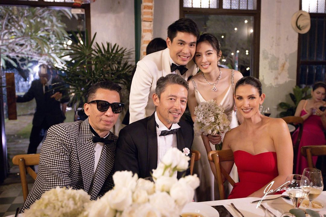 Vợ chồng Nong Poy chụp ảnh cùng đồng nghiệp, bạn bè trong tiệc cưới.