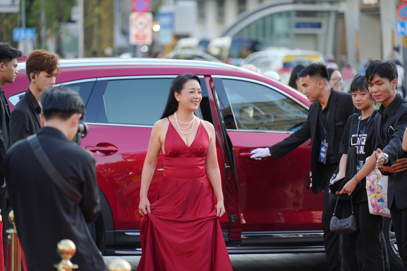 NSƯT Chiều Xuân thu hút sự chú ý khi bước vào thảm đỏ Liên hoan phim Quốc tế TPHCM lần thứ nhất. Nữ diễn viên nhận nhiều lời khen trên mạng xã hội nhờ phong cách gợi cảm và sang trọng. NSƯT Chiều Xuân thu hút sự chú ý khi bước vào thảm đỏ Liên hoan phim Quốc tế TPHCM lần thứ nhất. Nữ diễn viên nhận nhiều lời khen trên mạng xã hội nhờ phong cách gợi cảm và sang trọng.