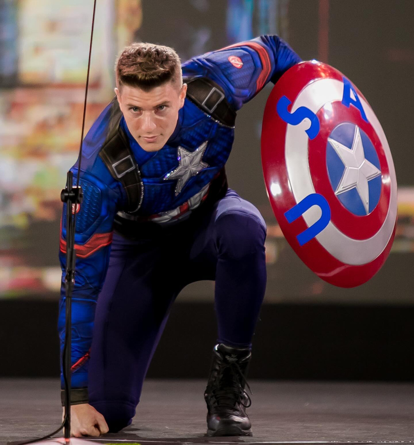 Đại diện Mỹ được đánh giá cao nhờ hình thể săn chắc, cơ bụng 6 múi. Sau đêm thi National Costume, Daryn Alexander Friedman viral khắp mạng xã hội khi mang đến hình tượng Đội trưởng Mỹ. Thí sinh 25 tuổi, cao 1,83 m vào thẳng top 20 sau khi thắng phần thi Head to Head Challange. Anh là một trong những ứng cử viên sáng giá cho ngôi vị Mr World năm nay.