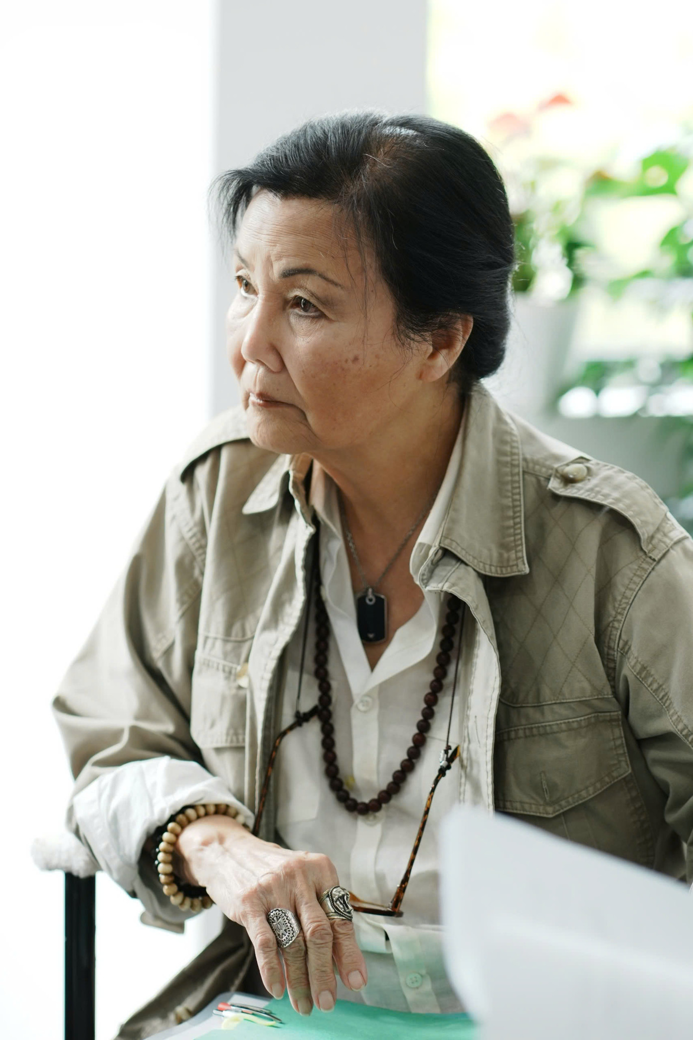 Diễn viên Kiều Chinh, Trương Ngọc Ánh, Uy Nhân học cách kết nối trong hậu trường phim Mỹ ghi hình tại Việt Nam. Diễn viên Kiều Chinh, Trương Ngọc Ánh, Uy Nhân học cách kết nối trong hậu trường phim Mỹ ghi hình tại Việt Nam.