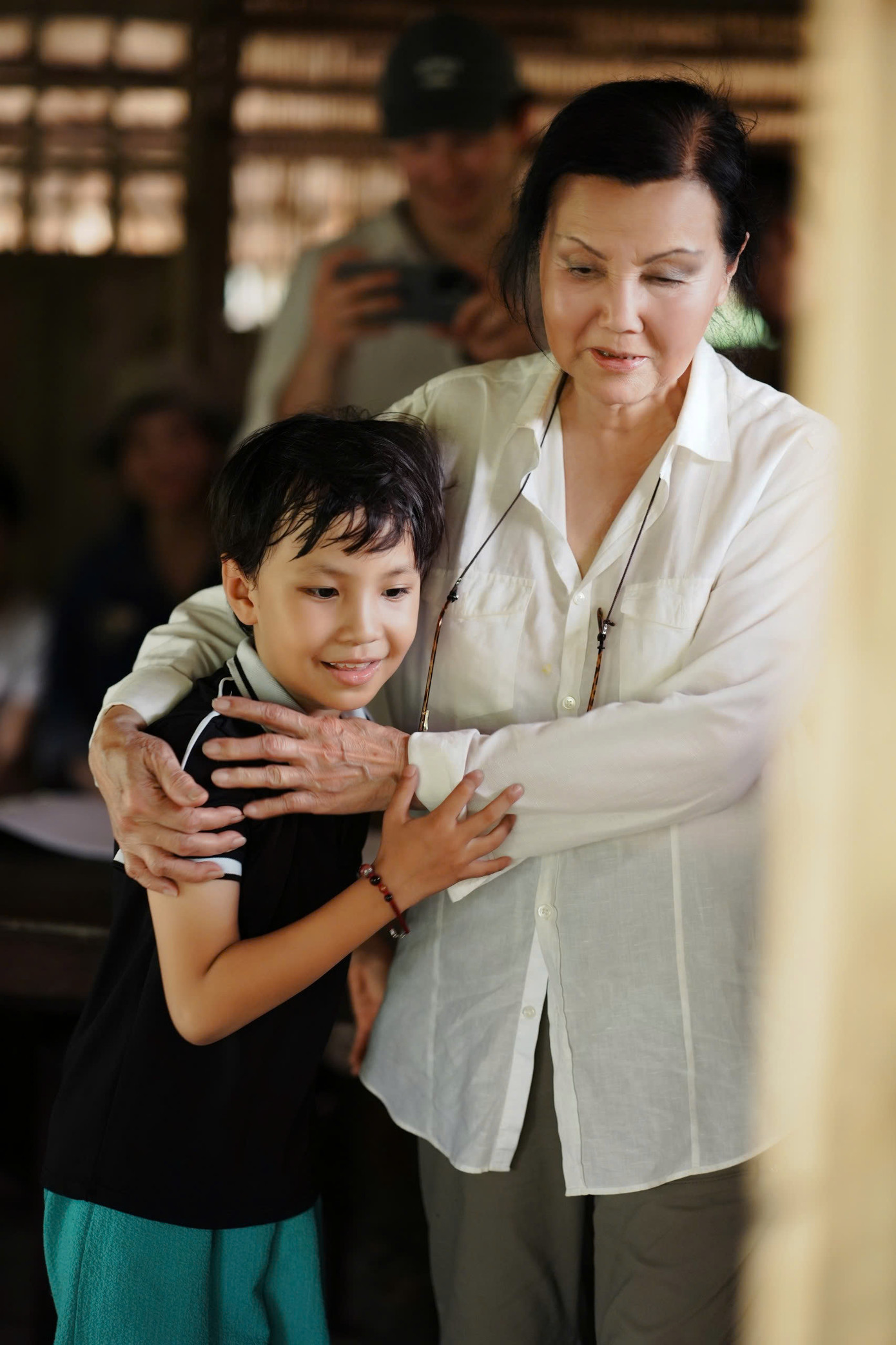 Diễn viên Kiều Chinh, Trương Ngọc Ánh, Uy Nhân học cách kết nối trong hậu trường phim Mỹ ghi hình tại Việt Nam. Diễn viên Kiều Chinh, Trương Ngọc Ánh, Uy Nhân học cách kết nối trong hậu trường phim Mỹ ghi hình tại Việt Nam.