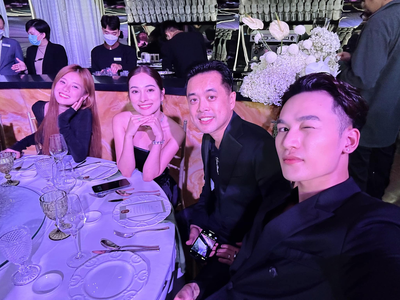 Trước đó, đại diện của Jaykii thông báo tiệc cưới được tổ chức riêng tư. Chỉ có một số đồng nghiệp thân đăng ảnh tiệc cưới nam ca sĩ lên mạng xã hội.