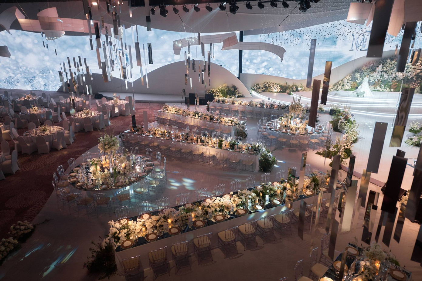 Bên trong nơi diễn ra hôn lễ giữa Midu và Minh Đạt. Sân khấu được lên ý tưởng, chuẩn bị trong 6 tháng và mất 4 ngày để hoàn thiện. Bên trong nơi diễn ra hôn lễ giữa Midu và Minh Đạt. Sân khấu được lên ý tưởng, chuẩn bị trong 6 tháng và mất 4 ngày để hoàn thiện.