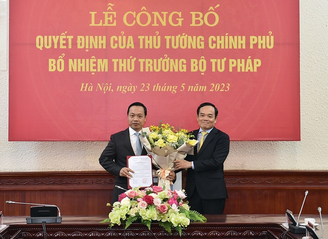 Phó Thủ tướng Trần Lưu Quang trao quyết định của Thủ tướng Chính phủ về việc điều động, bổ nhiệm đồng chí Trần Tiến Dũng giữ chức Thứ trưởng Bộ Tư pháp - Ảnh: VGP/Hải Minh Phó Thủ tướng Trần Lưu Quang trao quyết định của Thủ tướng Chính phủ về việc điều động, bổ nhiệm đồng chí Trần Tiến Dũng giữ chức Thứ trưởng Bộ Tư pháp - Ảnh: VGP/Hải Minh
