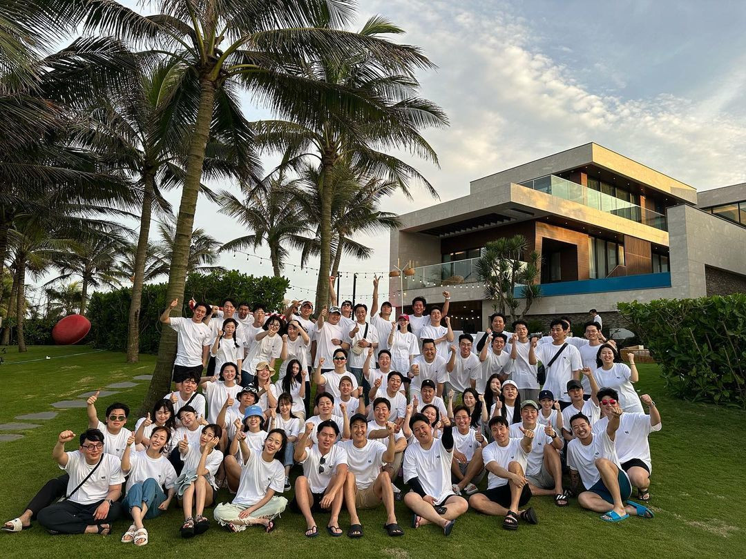 Theo truyền thông Hàn, chuyến đi của Lee Byung Hun tiêu tốn đến 100 triệu won. Ông chủ BH Entertainment chi trả toàn bộ cho 62 nhân viên của công ty, từ talent, diễn viên cho đến nhân viên hậu đài, kỹ thuật và văn phòng. Theo truyền thông Hàn, chuyến đi của Lee Byung Hun tiêu tốn đến 100 triệu won. Ông chủ BH Entertainment chi trả toàn bộ cho 62 nhân viên của công ty, từ talent, diễn viên cho đến nhân viên hậu đài, kỹ thuật và văn phòng.