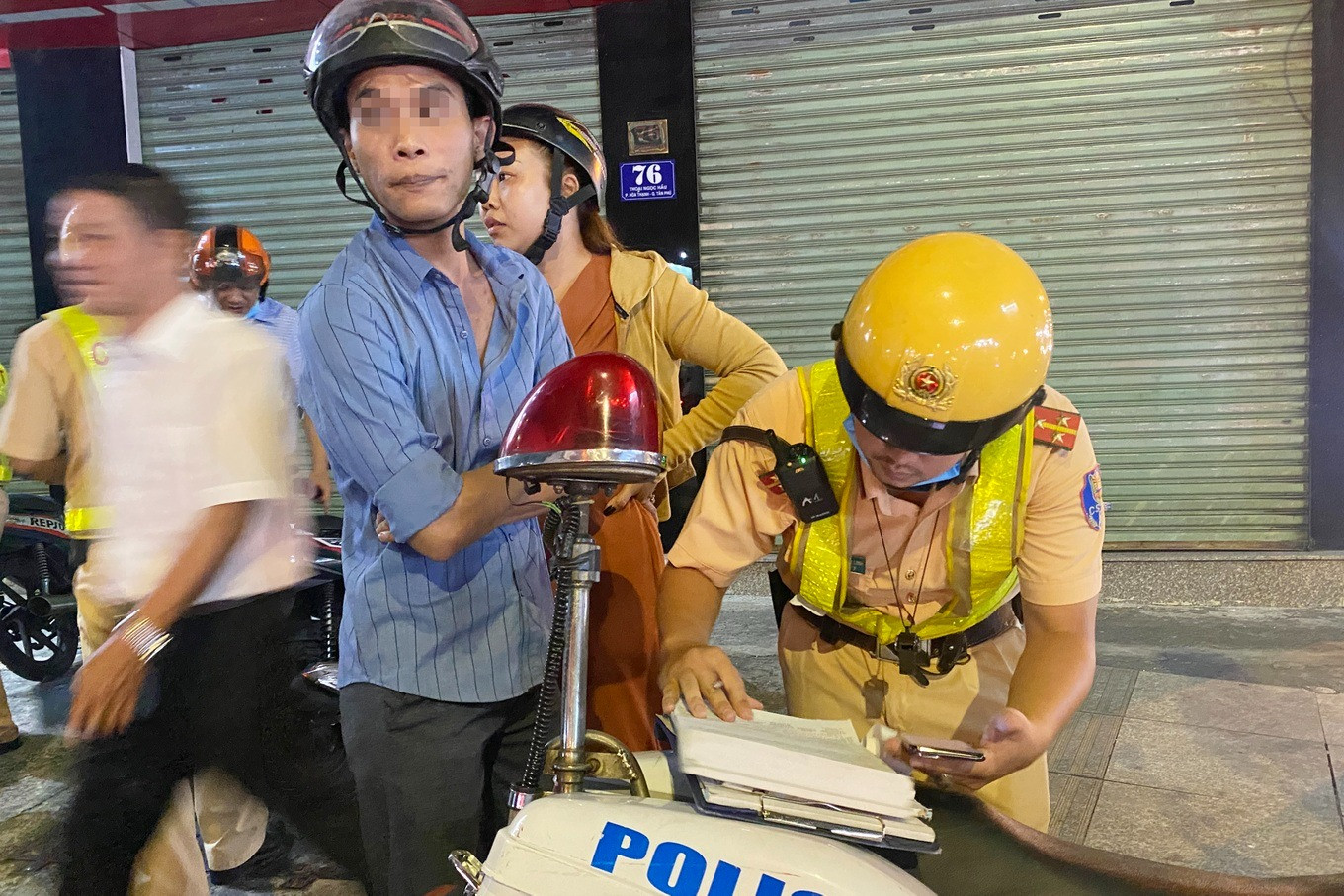 Ông N.V.C. bị CSGT lập biên bản vì uống 2 lon bia ở đám cưới (Ảnh: An Huy). Ông N.V.C. bị CSGT lập biên bản vì uống 2 lon bia ở đám cưới (Ảnh: An Huy).