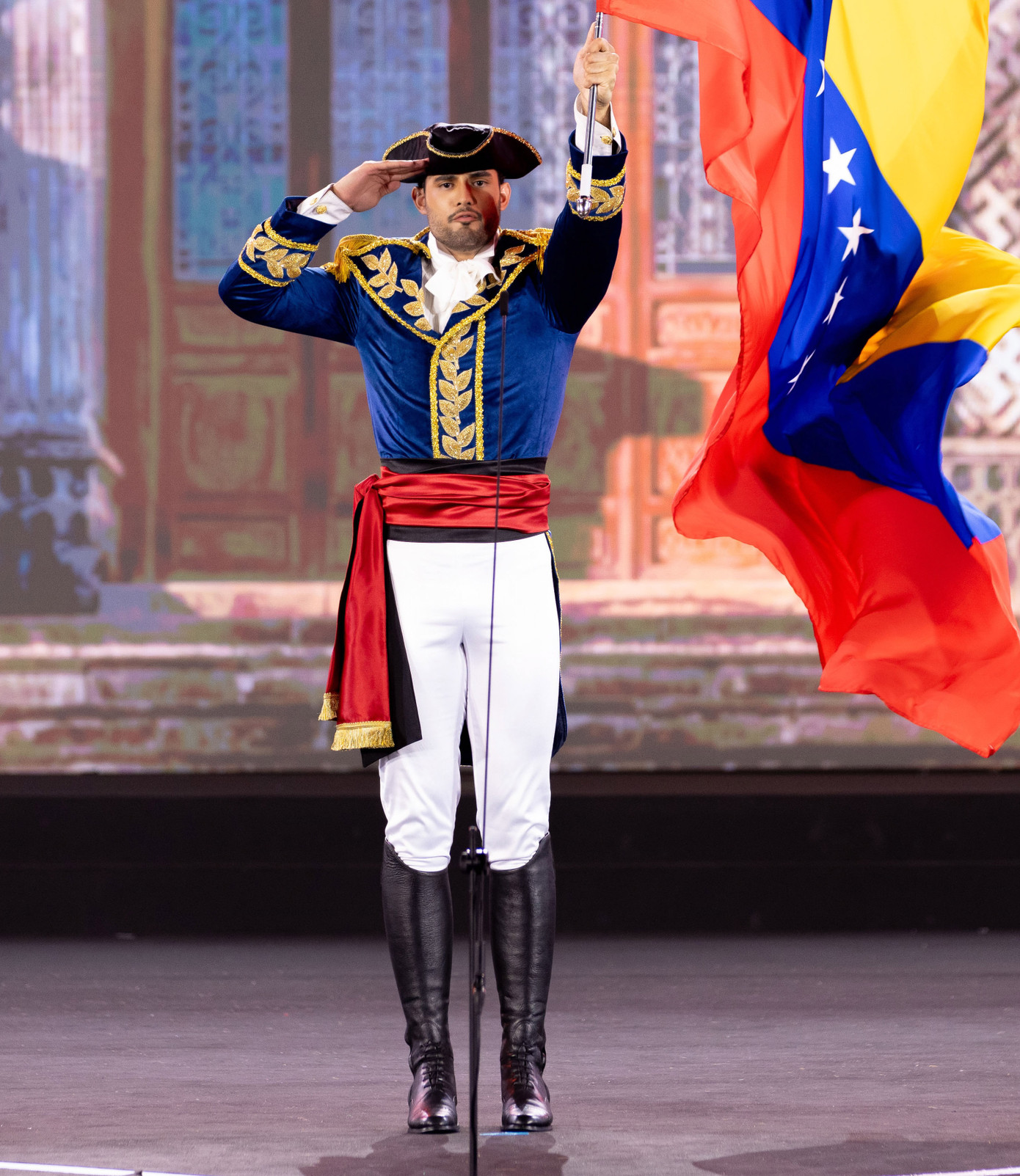 Mr World Venezuela thể hiện lịch sử hào hùng của đất nước. Nam vương Italy diện áo phanh ngực, khoe cơ thể cường tráng. Đây là hai đại diện được đánh giá cao cho ngôi vị Mr World năm nay.