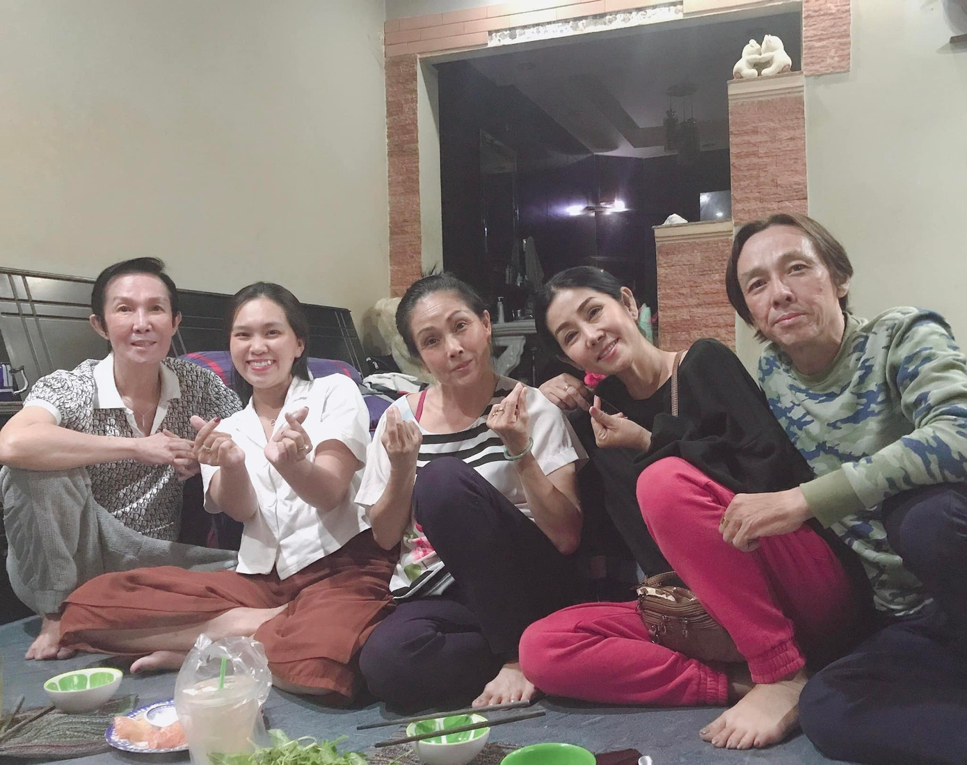 Gia đình nghệ sĩ Vũ Linh (từ trái qua: cố NSƯT Vũ Linh, ca sĩ Hồng Phượng (cháu), nghệ sĩ Hồng Nhung (em gái), Kim Thoa (em dâu) và Tiểu Linh (em trai). Gia đình nghệ sĩ Vũ Linh (từ trái qua: cố NSƯT Vũ Linh, ca sĩ Hồng Phượng (cháu), nghệ sĩ Hồng Nhung (em gái), Kim Thoa (em dâu) và Tiểu Linh (em trai).