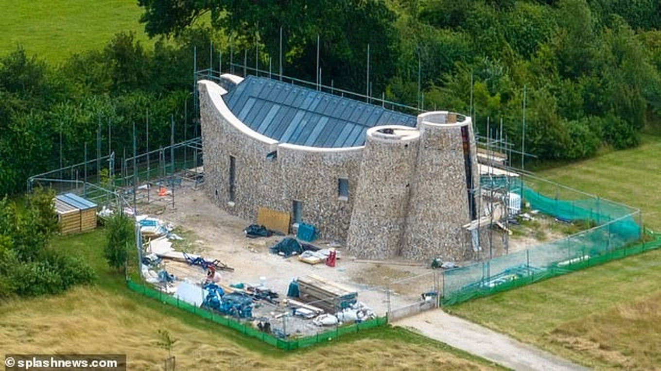 Nhà nguyện của Ed Sheeran sắp hoàn thành sau bốn năm.