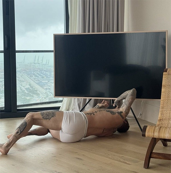 Khoảnh khắc sửa TV gây sốt mạng xã hội của Beckham. Khoảnh khắc sửa TV gây sốt mạng xã hội của Beckham.