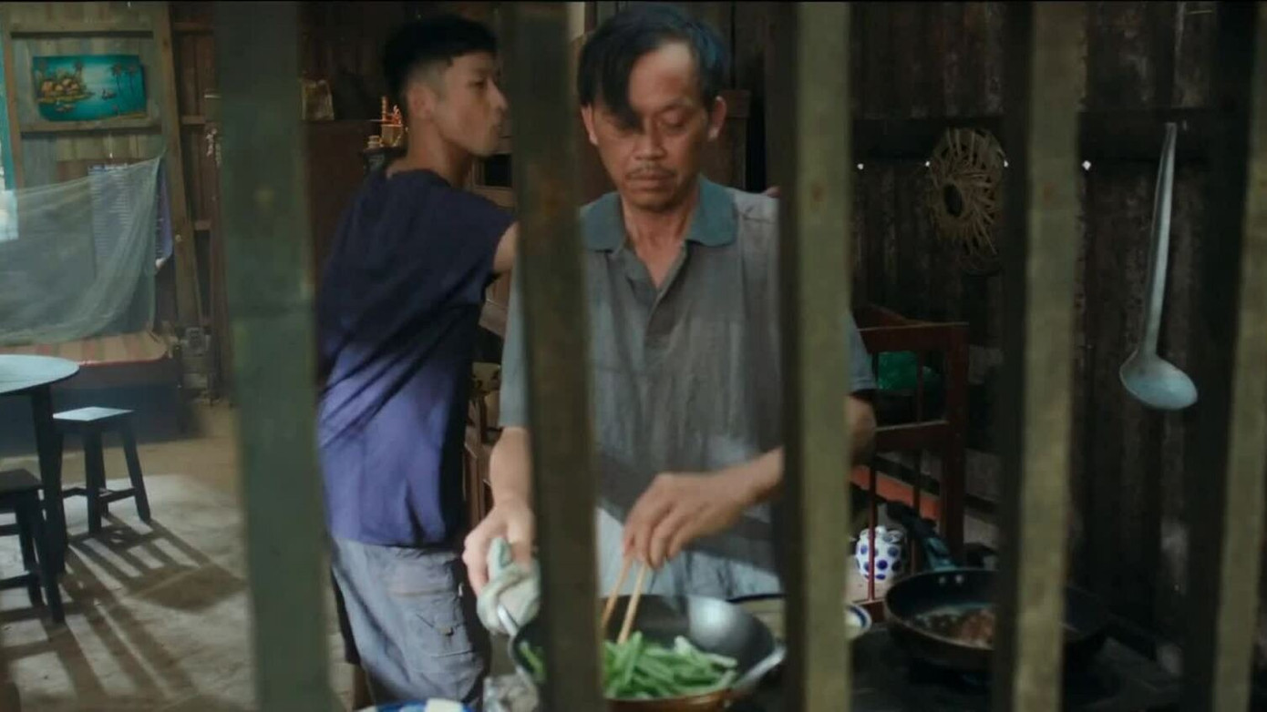 Sau nhiều năm ngừng đóng phim nhựa, NSƯT Hoài Linh trở lại với vai diễn bi kịch, nặng về tâm lý. Sau nhiều năm ngừng đóng phim nhựa, NSƯT Hoài Linh trở lại với vai diễn bi kịch, nặng về tâm lý.