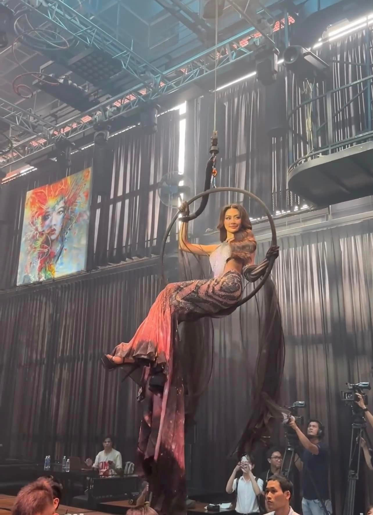 Hoa hậu Bùi Xuân Hạnh có màn đu dây.