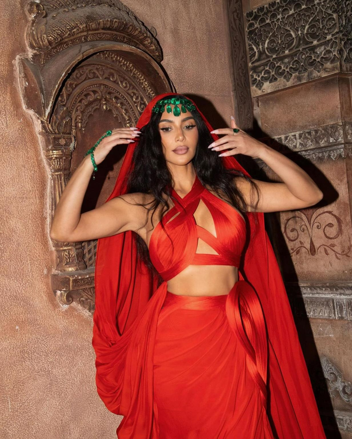 Tại lễ ban phước của "siêu đám cưới" nhà tỷ phú giàu nhất châu Á, Kim Kardashian thể hiện sự độc đáo khi chọn trang phục Gaurav Gupta Couture màu cam phối cùng những viên ngọc lục bảo Colombia cỡ lớn. Tại lễ ban phước của "siêu đám cưới" nhà tỷ phú giàu nhất châu Á, Kim Kardashian thể hiện sự độc đáo khi chọn trang phục Gaurav Gupta Couture màu cam phối cùng những viên ngọc lục bảo Colombia cỡ lớn.