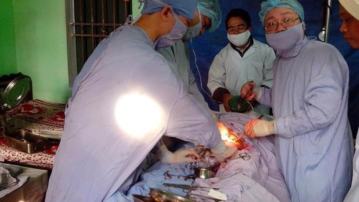 Các bác sỹ đang tiến hành ca mổ tại nhà bệnh nhân. Các bác sỹ đang tiến hành ca mổ tại nhà bệnh nhân