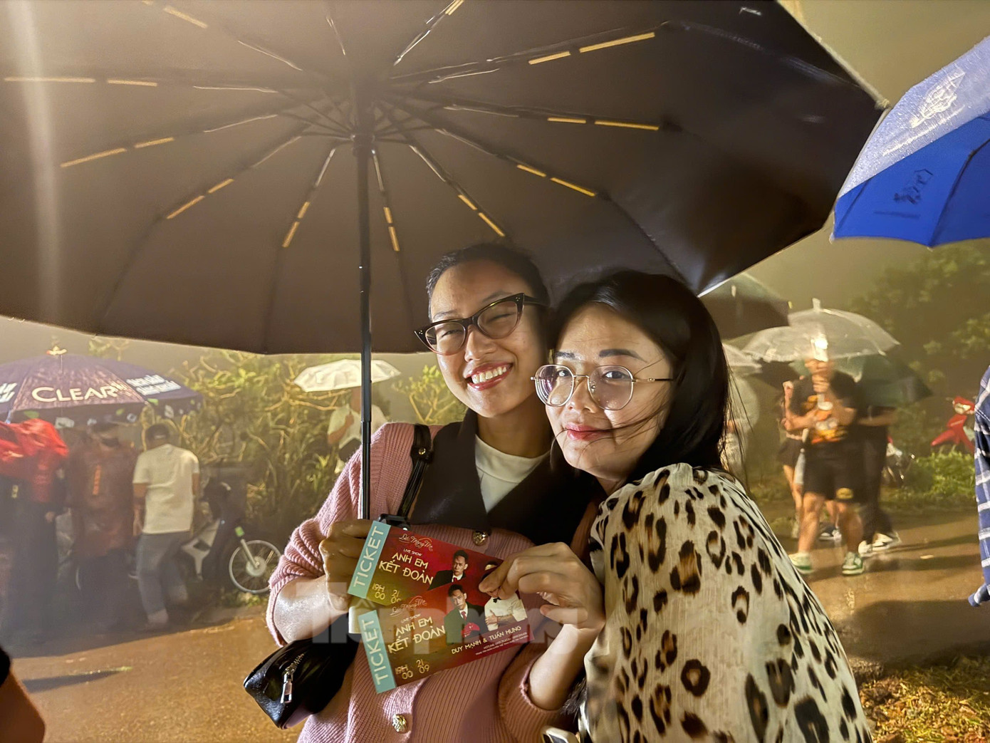 Đôi bạn Vân Anh, Thu Hà vừa từ Hà Nội đến Tam Đảo vào lúc 18h để thưởng thức show. Ảnh: Trọng Tài Đôi bạn Vân Anh, Thu Hà vừa từ Hà Nội đến Tam Đảo vào lúc 18h để thưởng thức show. Ảnh: Trọng Tài