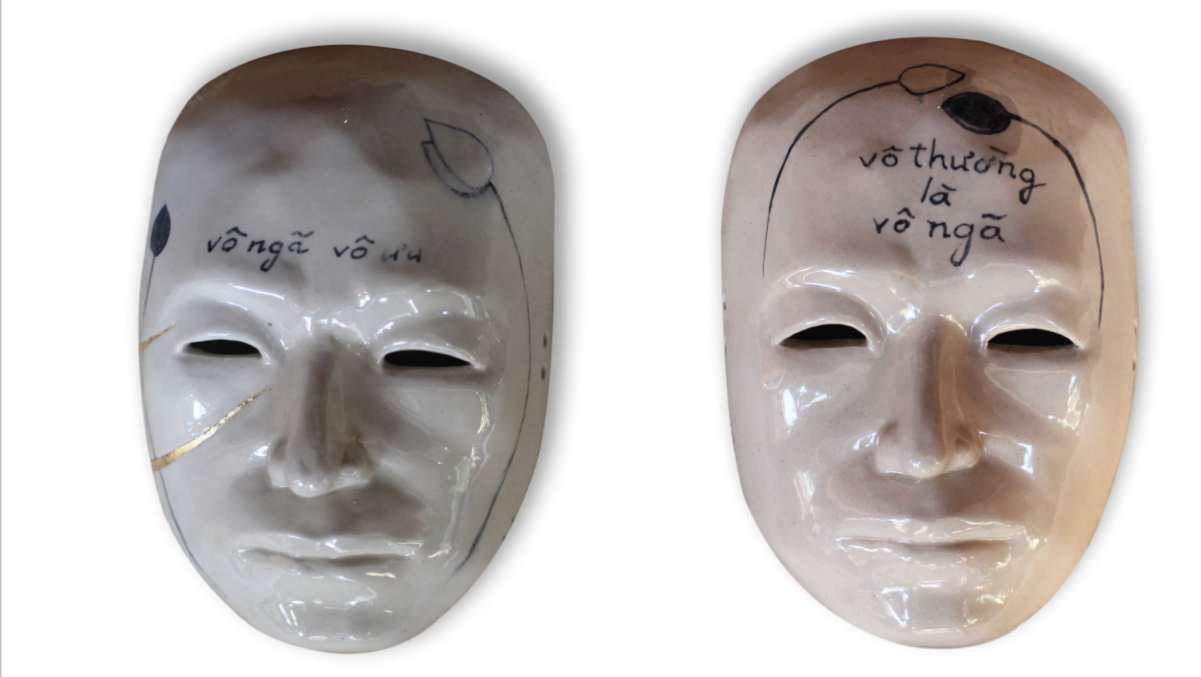 Họa sĩ Lê Thiết Cương vẽ và viết kinh Phật trên mặt nạ giấy và gốm.