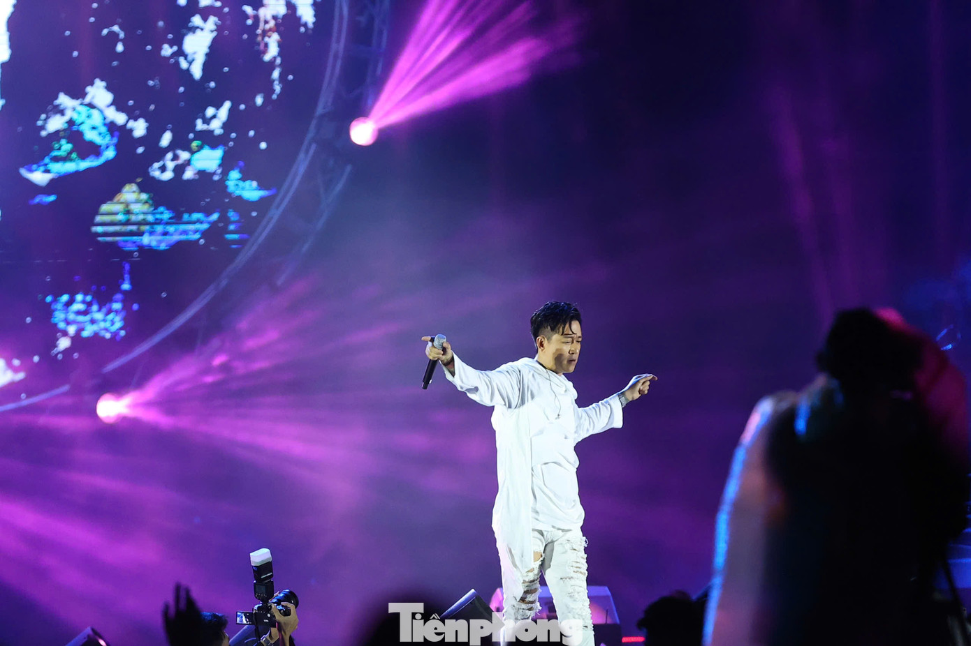 Tuấn Hưng là người đưa ra sáng kiến làm đêm nhạc để gây quỹ cho đồng bào vùng bão lũ. Tuấn Hưng đang "tìm lại mình" kể từ khi tham gia Anh trai vượt ngàn chông gai nhưng thời gian diễn ra Anh em kết đoàn quá gấp gáp khiến Hưng chưa kịp thi triển nhiều công lực đã luyện được thời gian qua. Tuấn Hưng trong quá trình tập nhảy cho đêm diễn còn bị chấn thương đầu gối. Ảnh: Trọng Tài.